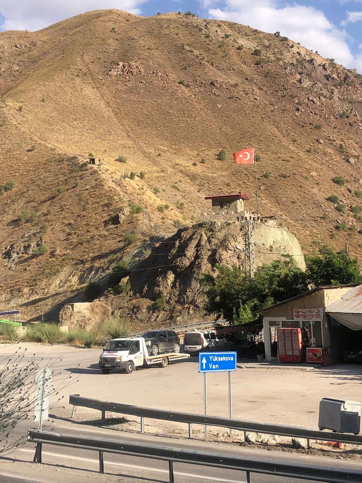 Dağ geçidinde yol yardım için duran kurtarma aracı