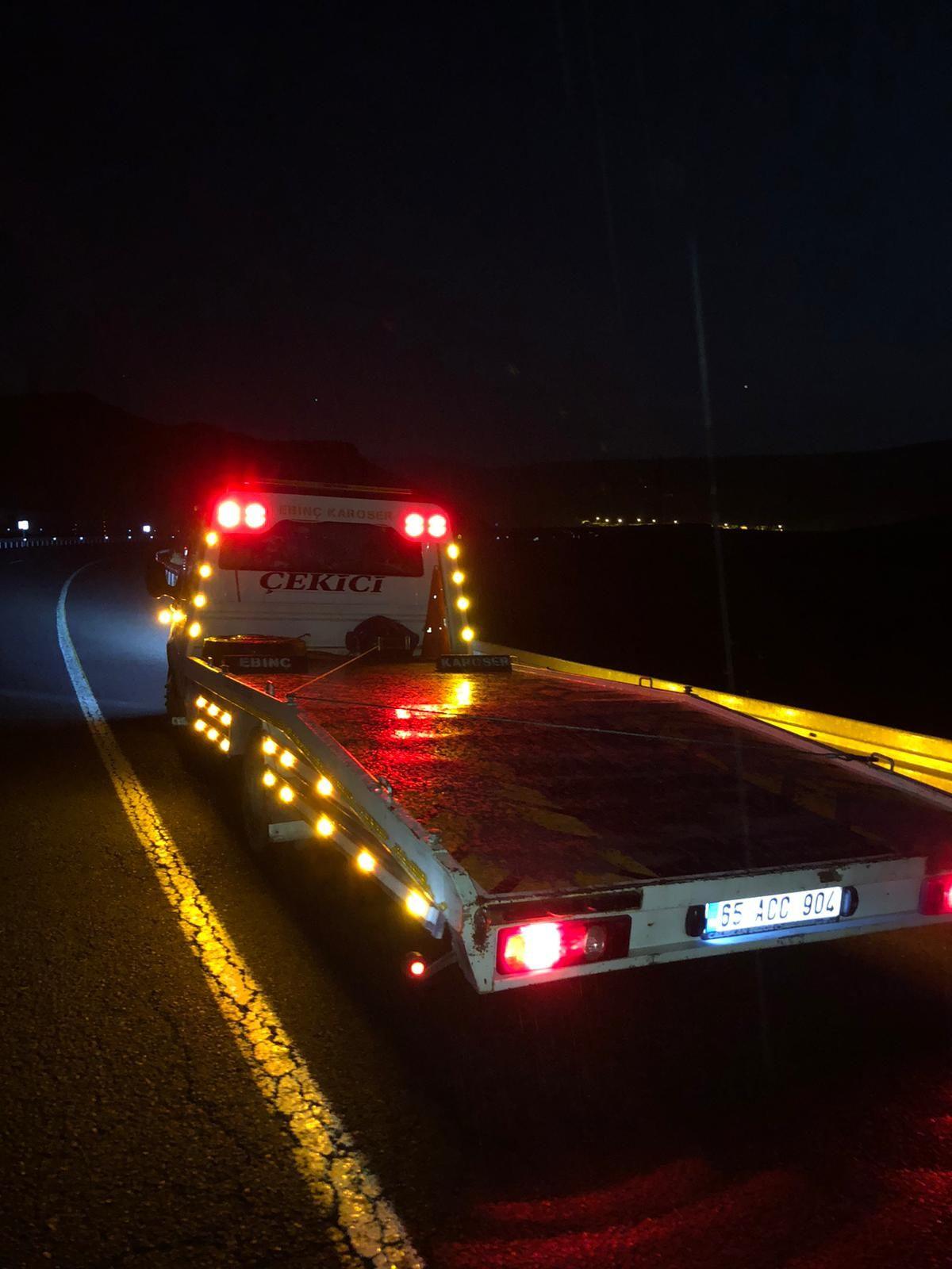 Gece yol yardımı sırasında ikaz ışıklarıyla güvenli çalışma