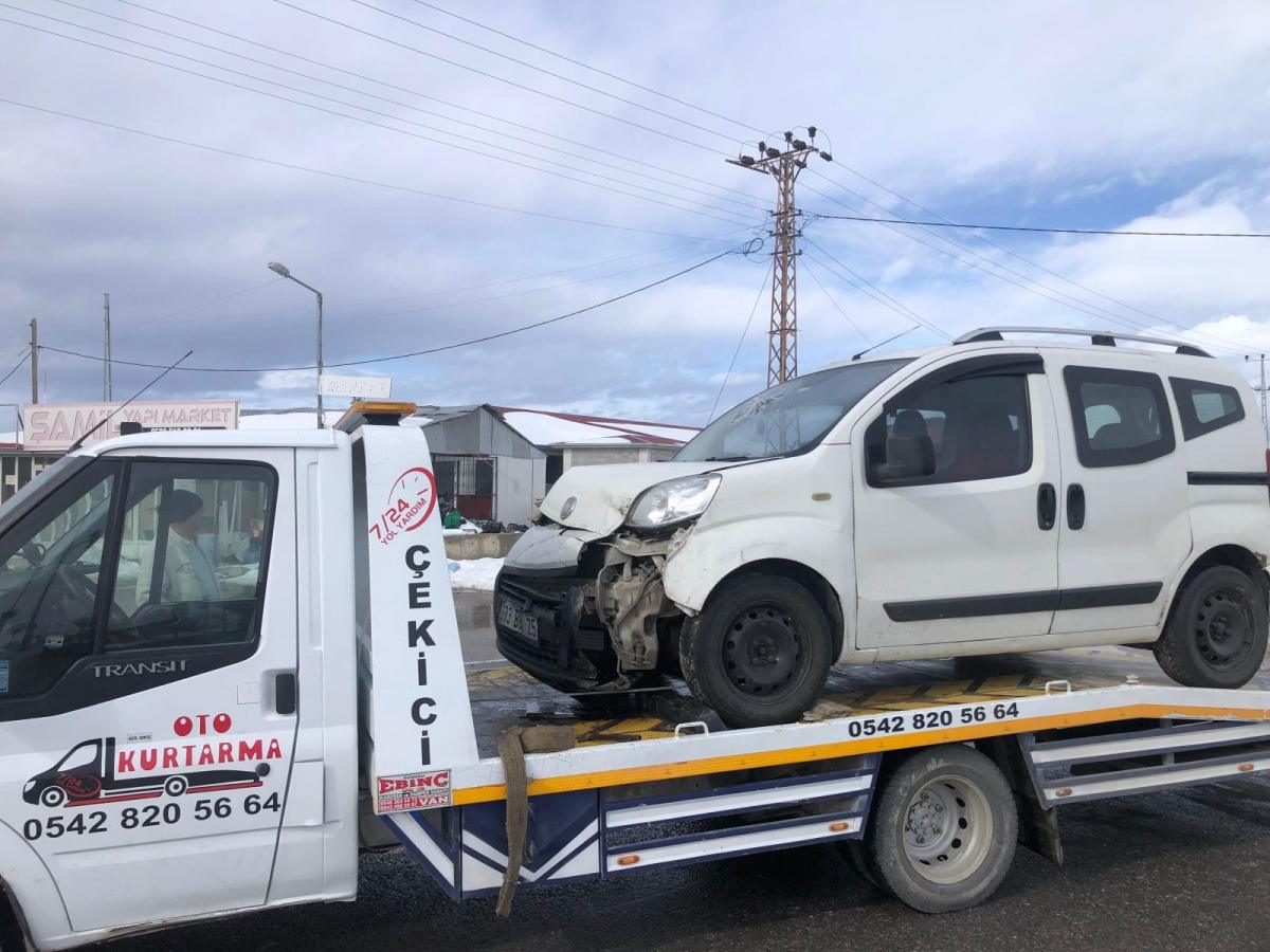 Kaza sonrası hasarlı aracın çekiciye yüklenmiş hâli
