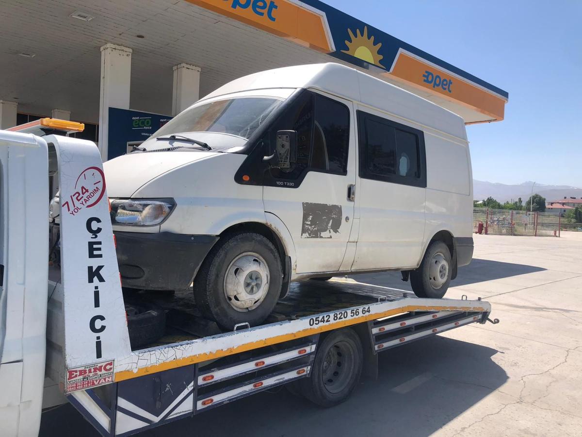 Minibüsün rampalı çekiciye yüklenmesi