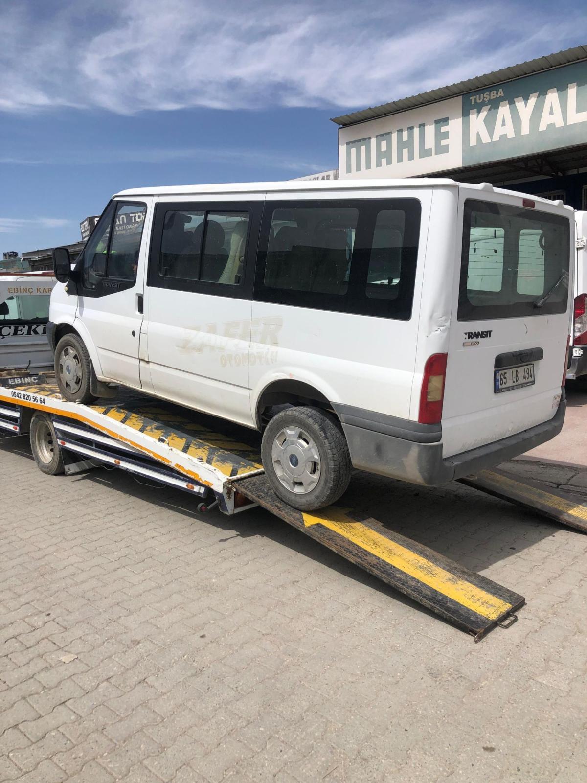Rampası indirilmiş çekici ve yüklemeye hazır araç